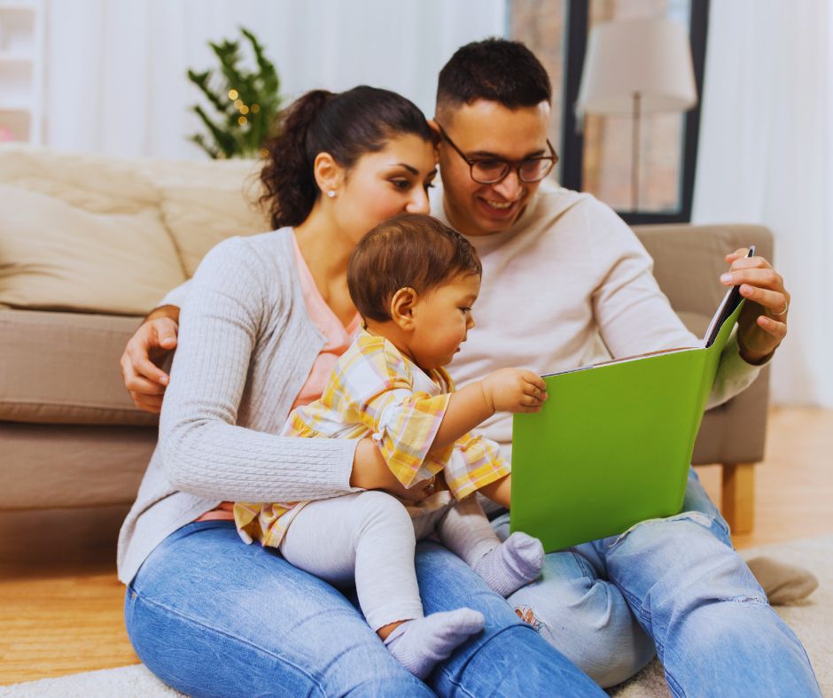Kisbaba könyvet nézeget a szüleivel