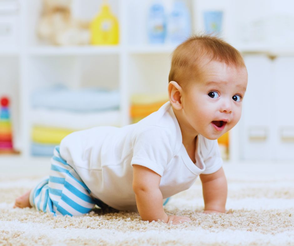 A kisbaba mászik a szőnyegen