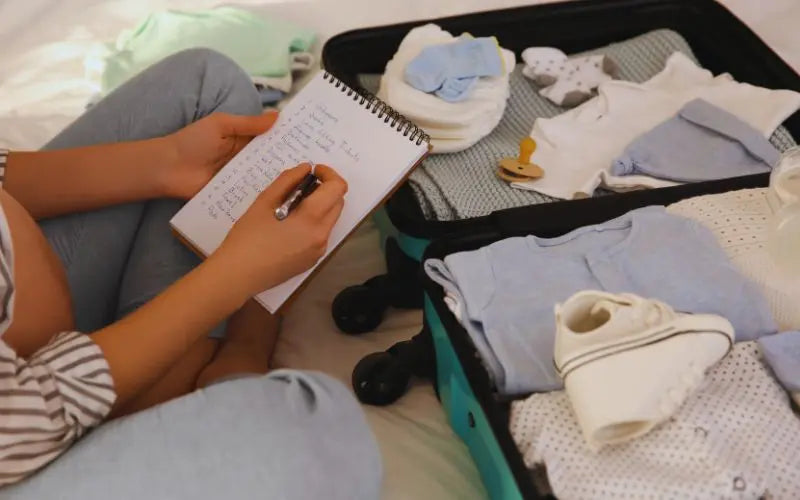 várandós kismama bőröndbe pakol lista alapján